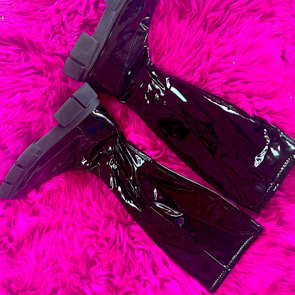 Patent leather racer boots 😍